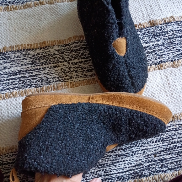 Acorn Cozy Sherpa Slip-On Slippers with Tan Soles - Picture 5 of 8